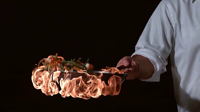厨师用火焰炒的慢镜头视频素材