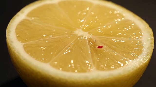 切成一半的新鲜杂交柠檬含有转基因，酸多汁的果肉，苦涩的黄皮视频素材