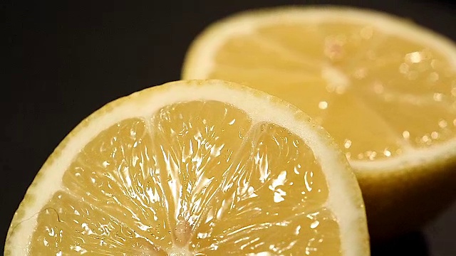 多汁的柠檬切富含维生素C，有效的补救和防腐剂在医药视频素材