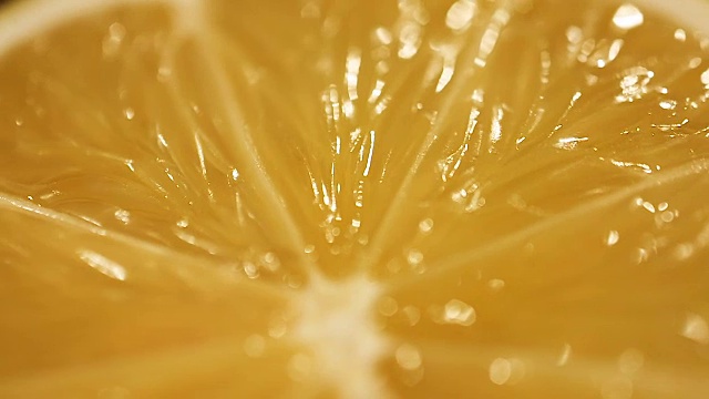 新鲜多汁的柠檬水果富含维生素C，对免疫系统的健康营养视频素材