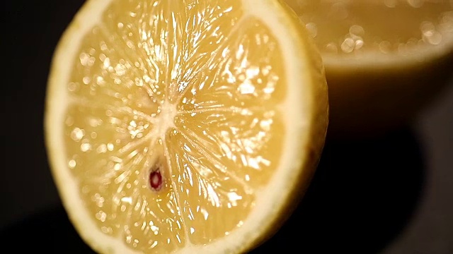 鲜切柠檬特写，多汁的柠檬汁或鸡尾酒，烹饪视频素材