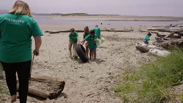 义工清理海滩视频素材