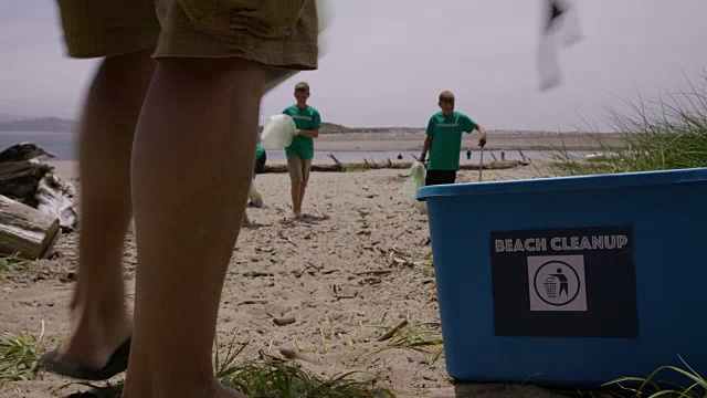 义工清理海滩视频素材