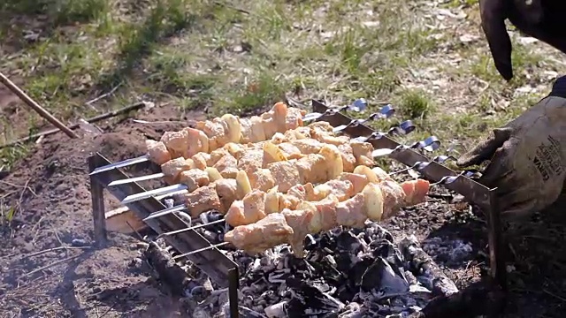 美味多汁的香肠在火上烤着。高清视频下载