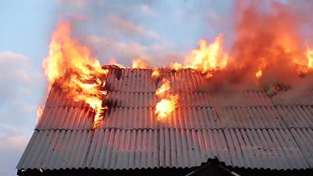 火，烧了房顶视频素材