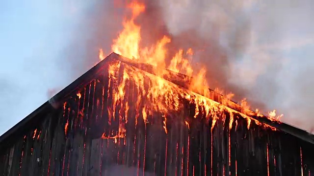 木屋火灾视频素材