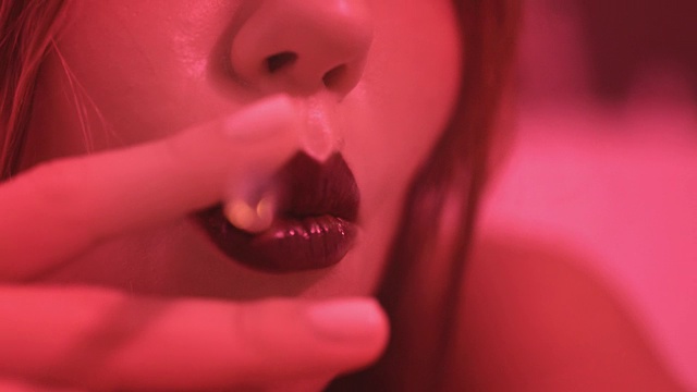 女人吸烟香烟。香烟在性感女人的嘴唇。女人吸烟视频素材