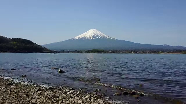 富士山从无人机飞向前川口湖在一个晴朗的日子和晴朗的天空视频下载