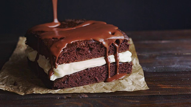 蛋糕上的巧克力糖衣。巧克力釉浇在自制甜点上视频素材