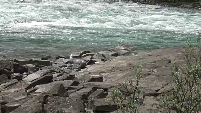 阿塔巴斯卡瀑布在贾斯珀国家公园视频素材