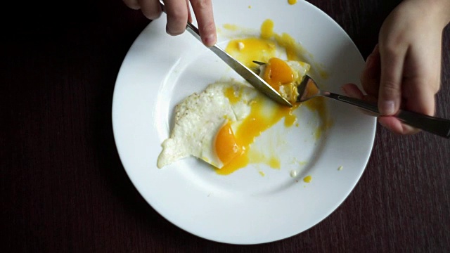 吃完煎蛋。完成早上的早餐。交叉餐具视频素材