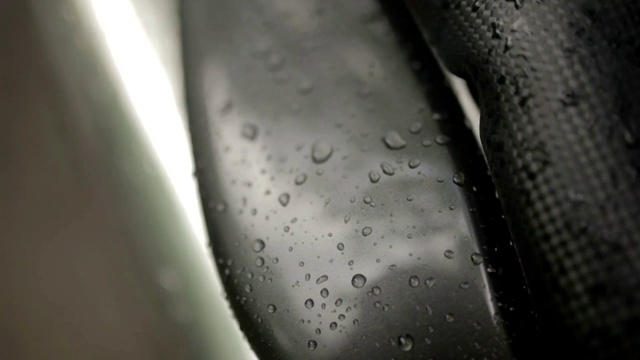 洗车或下雨后，关闭摩托车引擎盖上的水滴视频素材