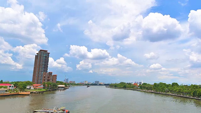 湄南河鸟瞰图，其中有各种运输船只航行。视频下载
