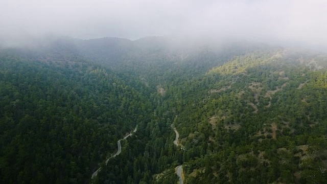 云，雾在山上。塞浦路斯。雪松山谷。视频素材