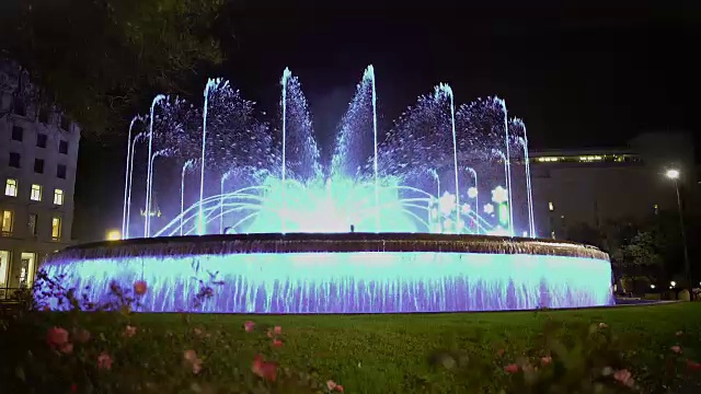 美妙的舞蹈喷泉，灯光照亮的溪流在夜晚随着音乐而流动视频下载