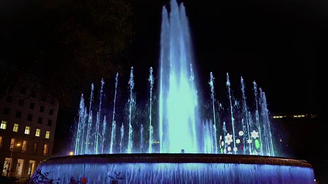 灯光舞蹈喷泉，美丽的水和音乐表演，旅游景点视频下载
