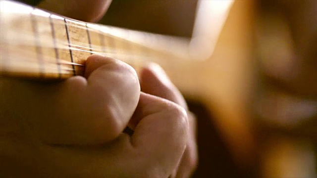 弹奏土耳其弦乐器巴格拉马。视频素材