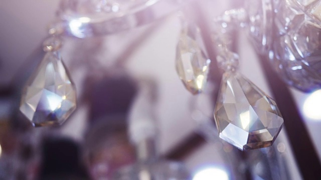 美丽的枝形吊灯上镶嵌着钻石形状的水晶。视频下载