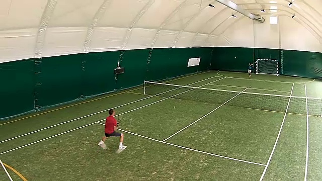 两个年轻的运动员在球场上打网球视频下载