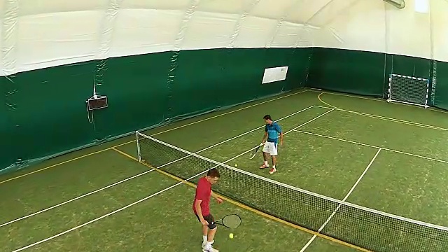 两个男人在网球场上同时击球视频下载