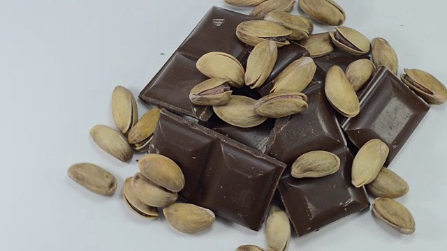 堆叠和旋转开心果巧克力视频素材