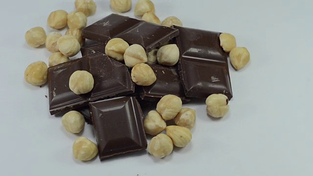 堆叠和旋转榛子巧克力视频素材