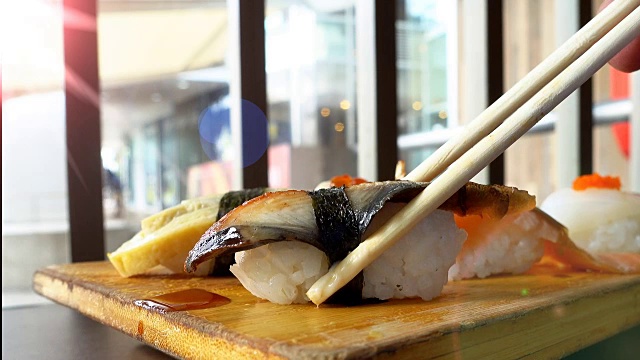在日本餐馆用筷子吃寿司视频素材