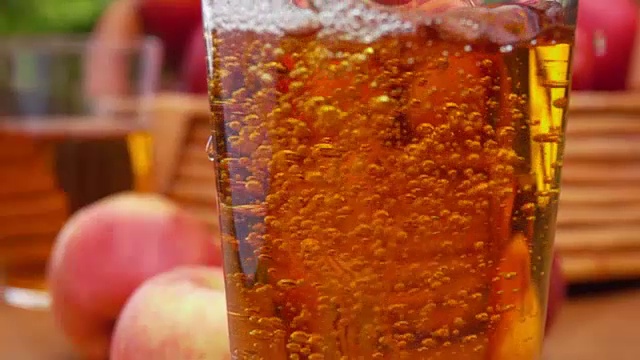 苹果汁苹果汁是倒入一个玻璃杯和篮子苹果视频素材