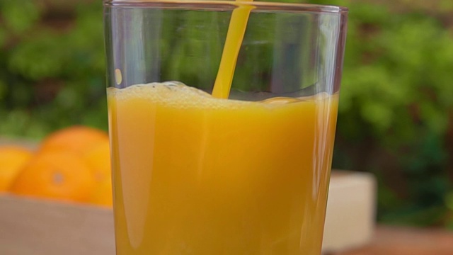 橙汁倒进玻璃杯里视频素材
