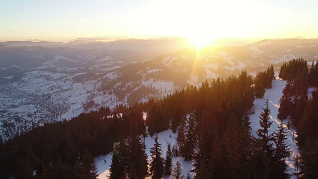 鸟瞰图在日出的冬季山视频下载