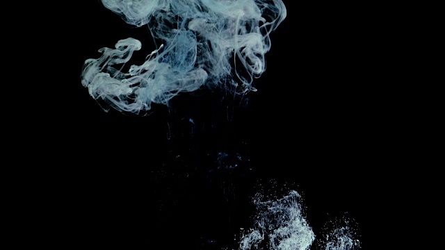 蓝白油墨在水中用高速摄影机拍摄，慢镜头视频素材