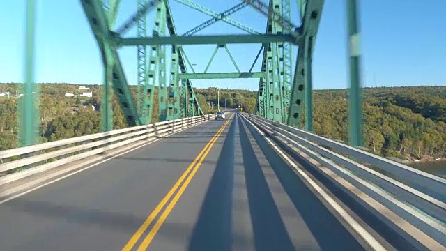 FPV，近景:跨越海豹岛桥上的大Bras D'Or湖视频素材
