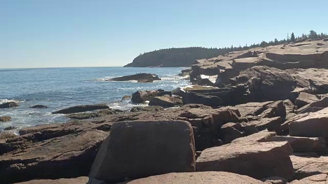 近距离观察:阳光明媚的缅因州，北大西洋汹涌的岩石海岸线视频素材