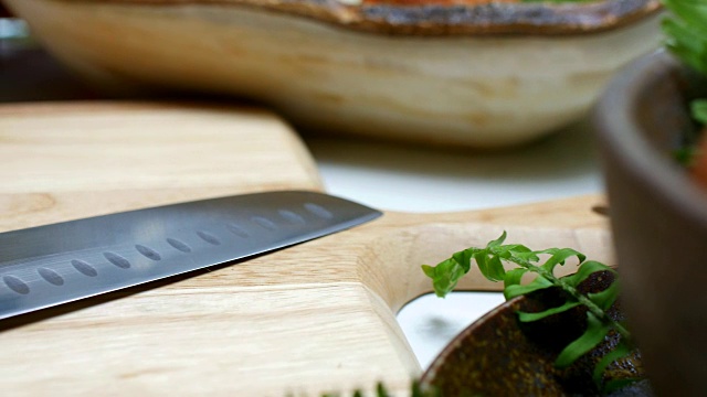 厨房推车上的切菜板上的刀视频下载