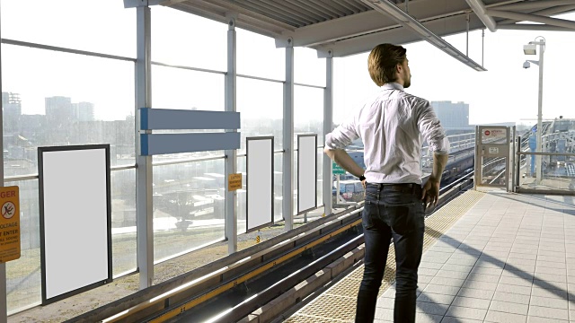 空白海报广告牌广告面板，男人站在火车站台视频素材