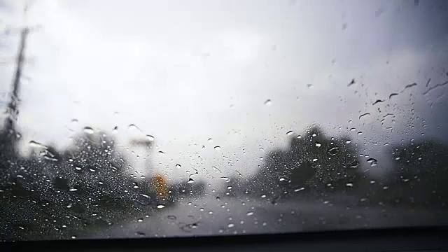 雨刷在暴风雨期间清理雨滴。视频下载