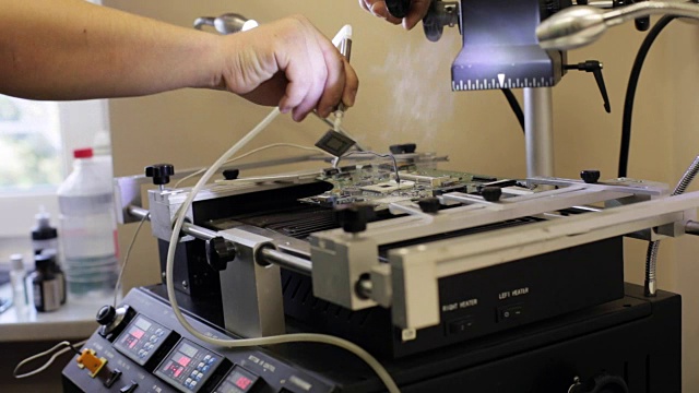 电子维修加热电路，以移除损坏的微芯片视频素材