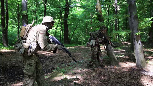 游击游击战士带着枪在森林伏击中攻击瞄准。战场演习训练视频下载