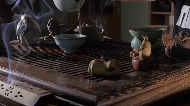 中国传统的茶道，把茶倒在一个粘土的杯子里。用勺子倒茶视频下载