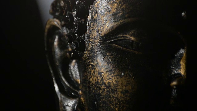 佛面，神佛，旋转于黑色背景正右视频素材