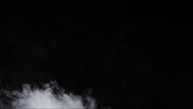 烟雾在黑色背景上孤立视频素材