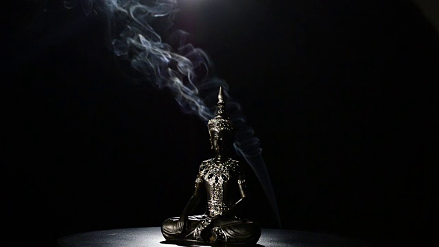 佛像坐像打开黑色背景与烟雾视频素材