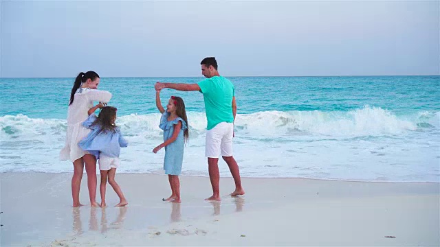 有趣的海滩家庭度假视频素材