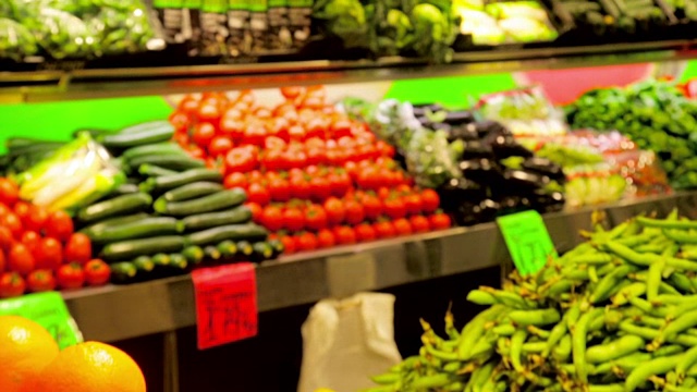 水果和蔬菜在市场柜台视频下载