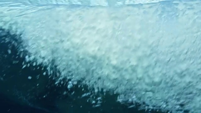 冲浪者通过桶后的蓝色海浪水下视图视频下载