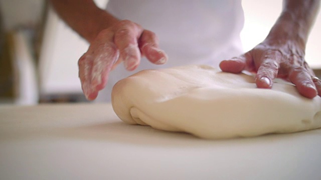 面包师用手准备面粉和面团视频下载