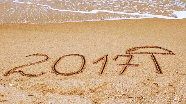 2017年以题字的形式出现在沙滩上。在海滩上拍摄。视频素材