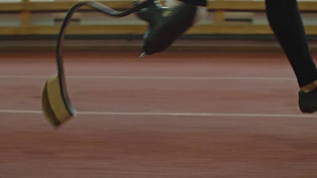 在跑道上跑步的截肢运动员视频素材