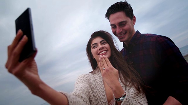 一对年轻情侣在求婚后自拍订婚戒指视频素材