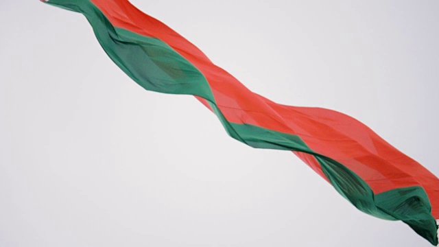 白俄罗斯国旗在风中飘扬，慢速180帧/秒视频下载